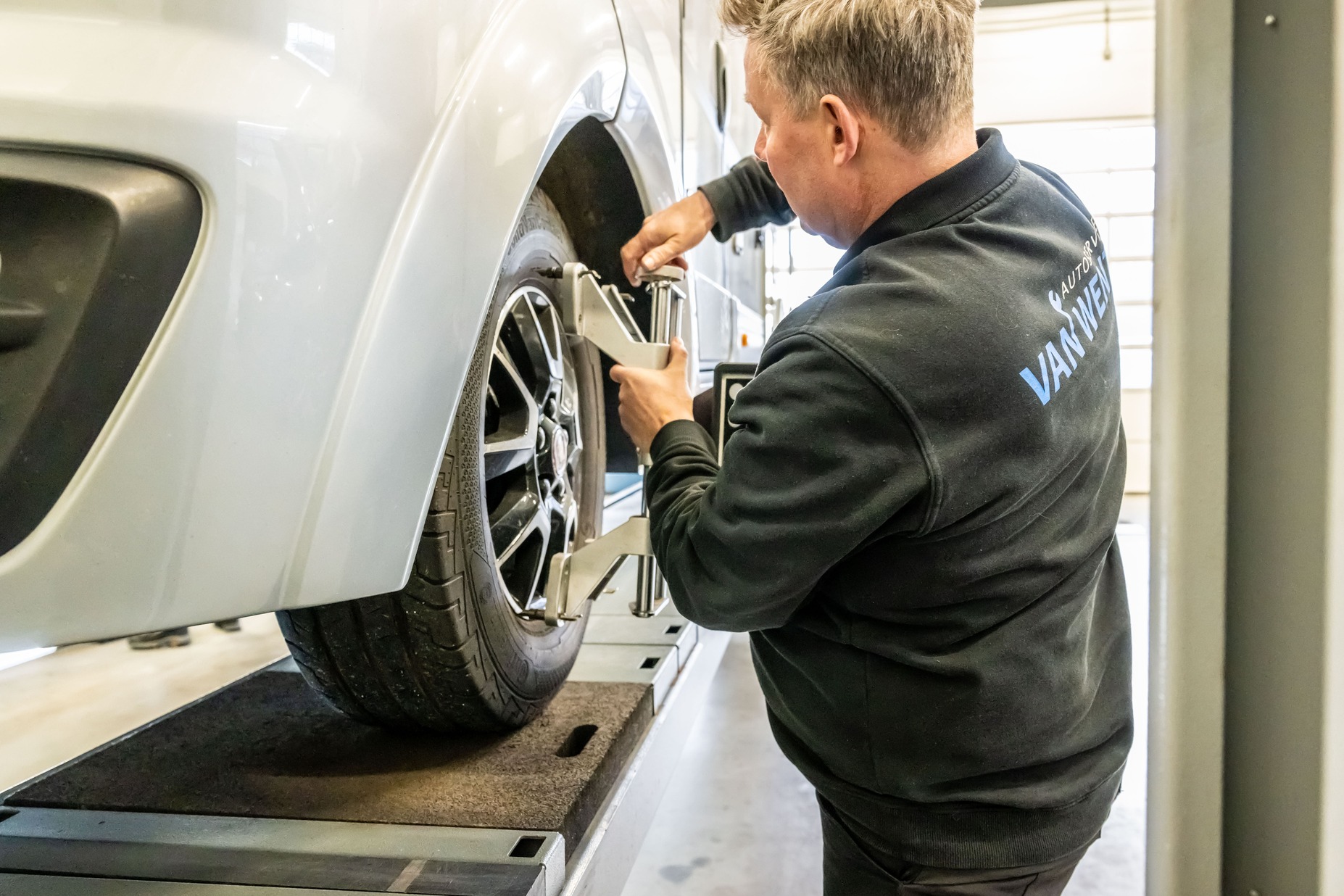 Bandendruk in de zomer ligt hoger, doe regelmatig een bandencheck!